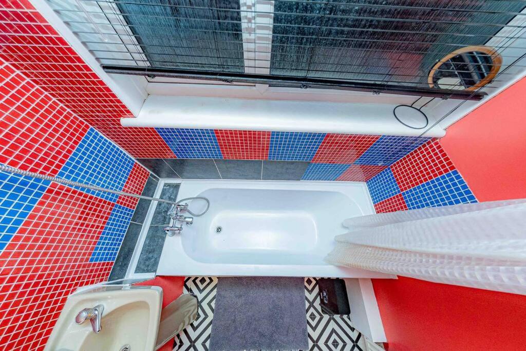 Unique Home W/Garden Hot Tub, Sauna & Cinema Room London Exteriör bild