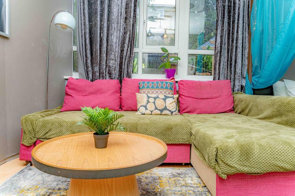 Unique Home W/Garden Hot Tub, Sauna & Cinema Room London Exteriör bild
