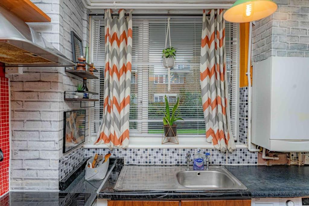 Unique Home W/Garden Hot Tub, Sauna & Cinema Room London Exteriör bild