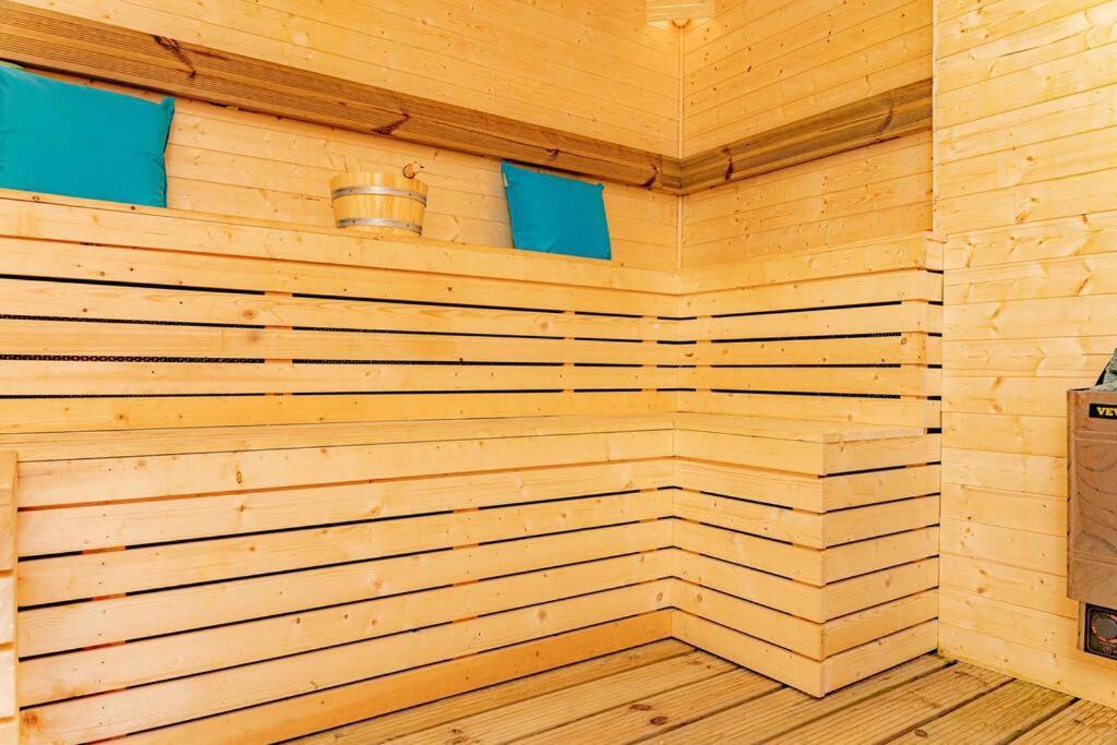Unique Home W/Garden Hot Tub, Sauna & Cinema Room London Exteriör bild