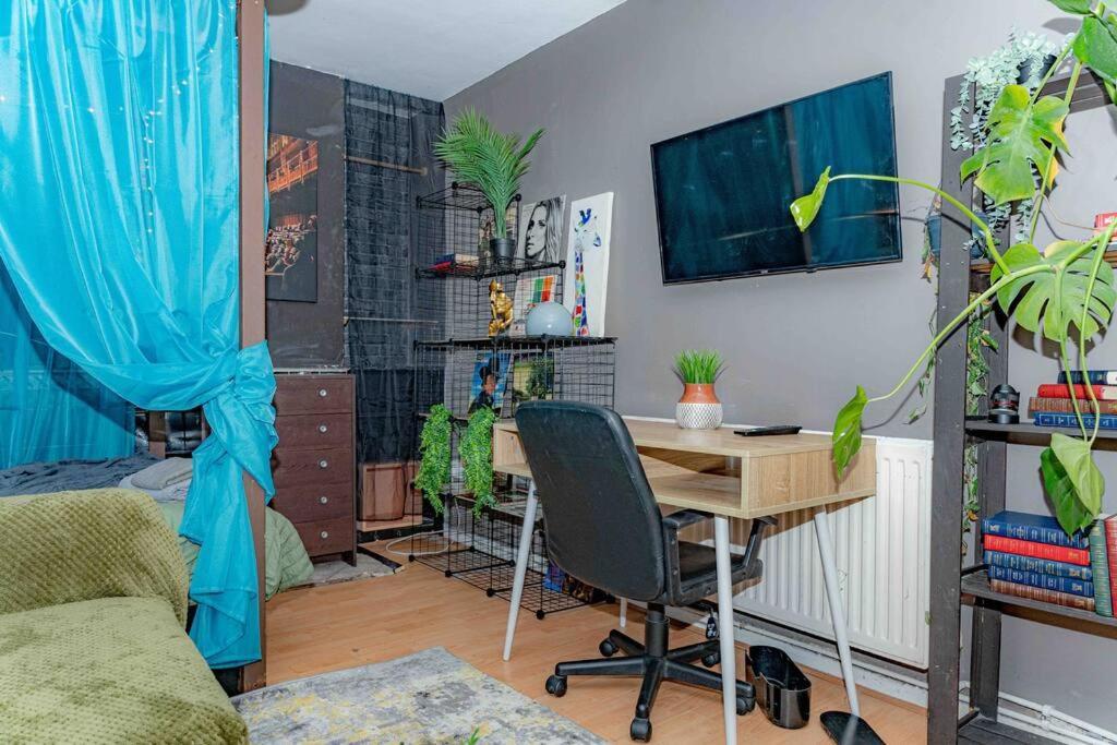 Unique Home W/Garden Hot Tub, Sauna & Cinema Room London Exteriör bild