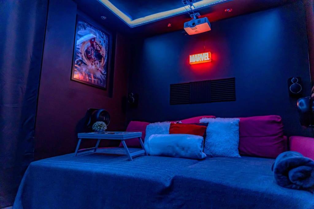 Unique Home W/Garden Hot Tub, Sauna & Cinema Room London Exteriör bild