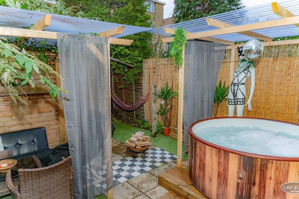 Unique Home W/Garden Hot Tub, Sauna & Cinema Room London Exteriör bild